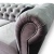 Listwy ozdobne na bokach podkreślają wyjątkowy design polskiego producenta mebli Chesterfield.