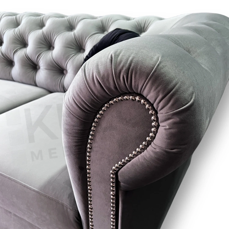 Listwy ozdobne na bokach podkreślają wyjątkowy design polskiego producenta mebli Chesterfield.