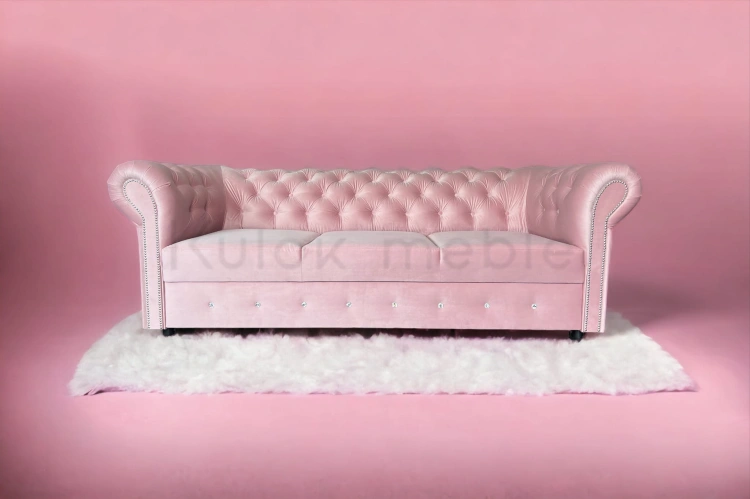 Sofy Chesterfield Berlin - harmonia elegancji i funkcjonalności. Pudroworóżowy velvet, funkcja spania, pikowane guziki i kryształki Swarovski tworzą unikalny mebel polskiego producenta.