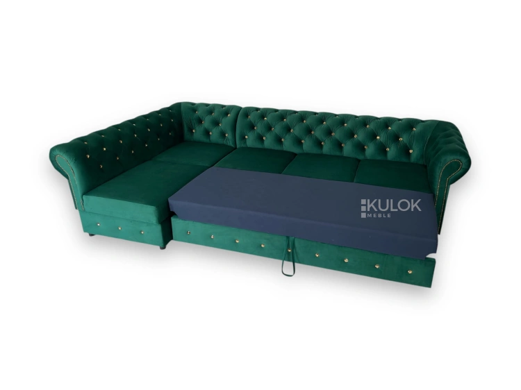 Narożnik chesterfield butelkowa zieleń ze złotymi kryształami.