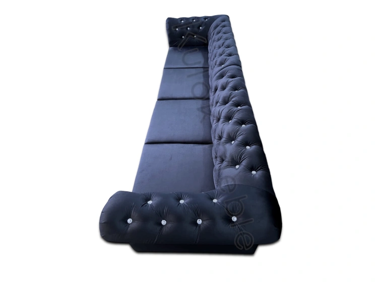 Pikowane oparcie z Kryształkami Swarovski - elegancja w detalu na Sofie Chesterfield PRO 4-osobowej.