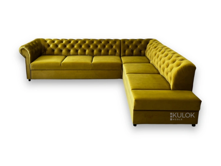 Narożnik XXL Chesterfield 300x260 cm do salonu w musztardowym odcieniu.