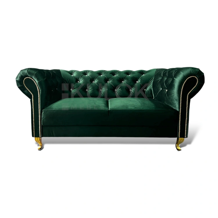 Sofa Chesterfield Lux w butelkowej zieleni - tkanina premium Primo 8818 Velvet, pikowanie kryształami Swarovski, złote detale, błyszczące złote nogi Ludwik chrom.