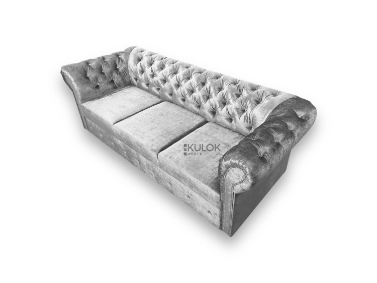 Sofa glamour Chesterfield z klasycznymi pikowaniami i połyskującą tkaniną.