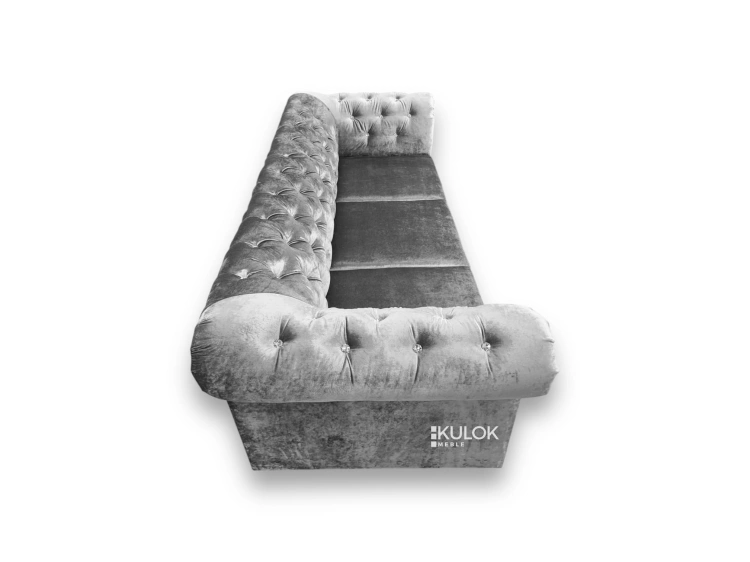 Kanapa glamour Chesterfield 3-osobowa z ozdobnymi guzikami.