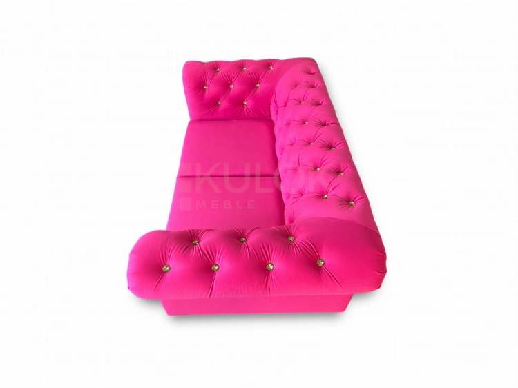 Mała sofa do salonu glamour z dekoracjami. Różowa i złoto. Sofa 2 chesterfield.