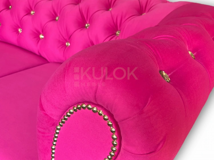 Elegancka Sofka Chesterfield Dwuosobowa - różowa fuksja ze złotem do salonu. sofa chesterfield na wymiar.