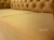 Sofa Miodowa Chesterfield Lux - Tkanina Magic Velvet