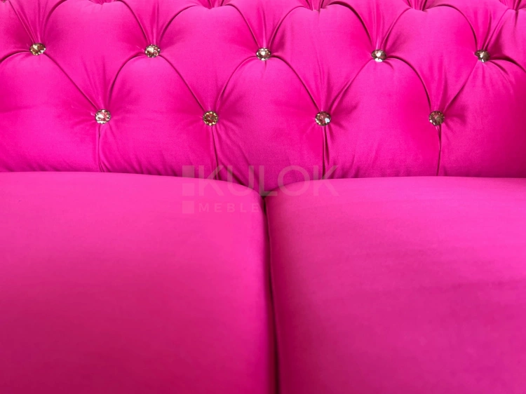 Sofa pikowana do salonu jakość i styl. Chesterfield 2 różowa.