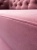 Elegancja sofa w brudnym różu z siedzisko wygodne chesterfield