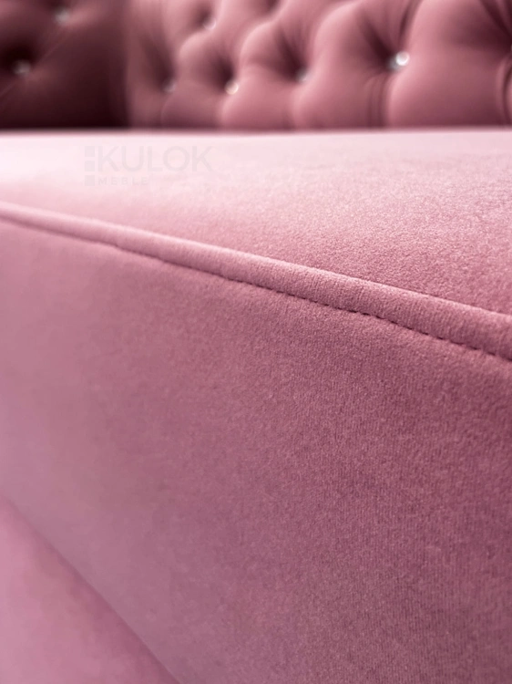 Elegancja sofa w brudnym różu z siedzisko wygodne chesterfield