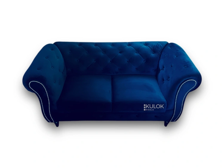 Elegancka sofa dwuosobowa w stylu Chesterfield z pikowaniem i czarnymi, toczonymi nogami