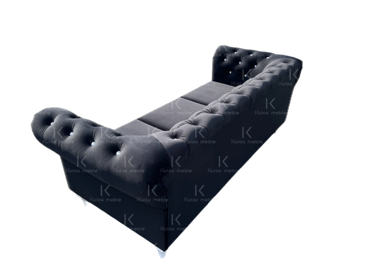 Czarny Amor Velvet - Pikowana Głęboko Sofa Chesterfield na Białych Nogach.