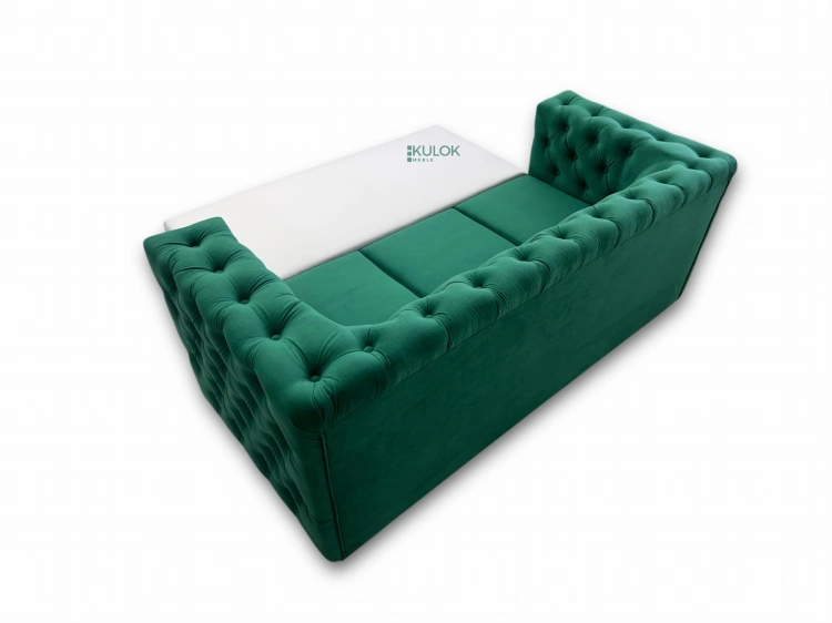 Sofa Manchester 200 cm w butelkowej zieleni z głębokimi pikowaniami w stylu nowojorskim