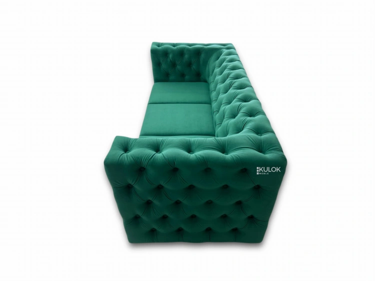 Elegancka sofa tapicerowana Manchester w kolorze butelkowej zieleni, łącząca szyk i wygodę