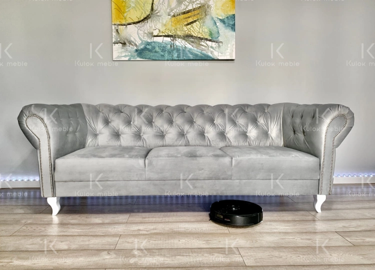 Szary Welur Prestige 2770 - Trzyosobowa Sofa Chesterfield Pikowana Guzikami. Wysokość mebla odpowiednia dla robota sprzątającego.