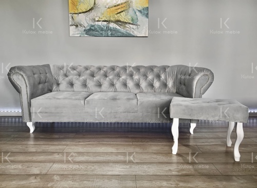 Elegancja w Szarości - Stylowa Sofa 3 Pikowana na Wysokich Nogach. Pufa ławka chesterfield w szarości - komplet.