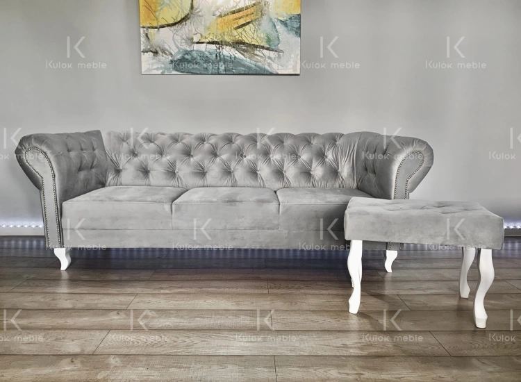 Elegancja w Szarości - Stylowa Sofa 3 Pikowana na Wysokich Nogach. Pufa ławka chesterfield w szarości - komplet.