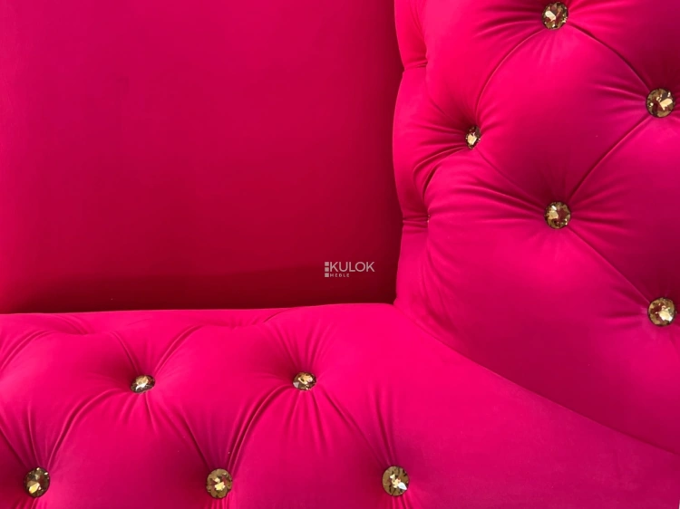 Elegancka sofa do salonu z kryształkami