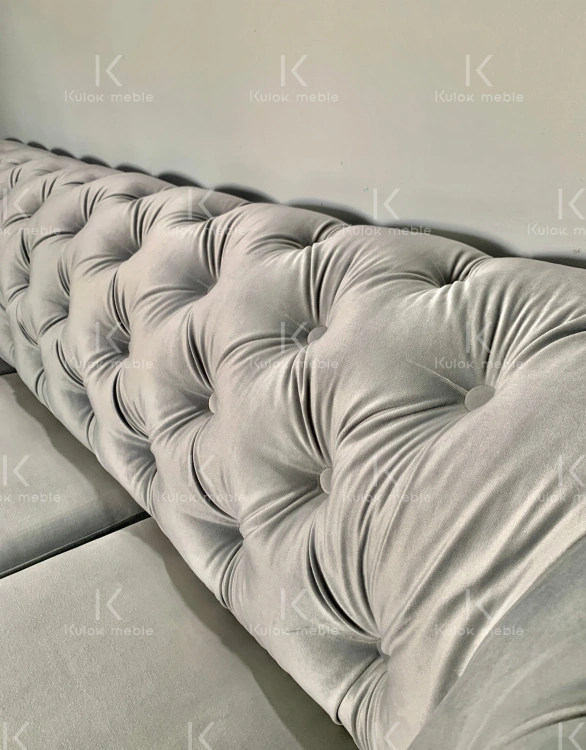 Pikowana Sofa Chesterfield z Guzikami - Wzorniczy Detal na Oparciu. Wysokie oparcie w sofie.
