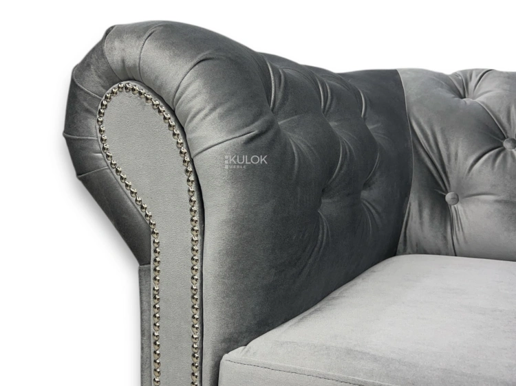 Stylowy fotel Chesterfield ze srebrnym pikowaniem i ćwiekami