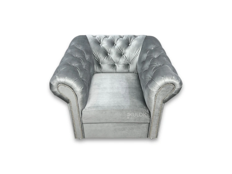 Elegancki fotel Chesterfield na srebrnych nogach