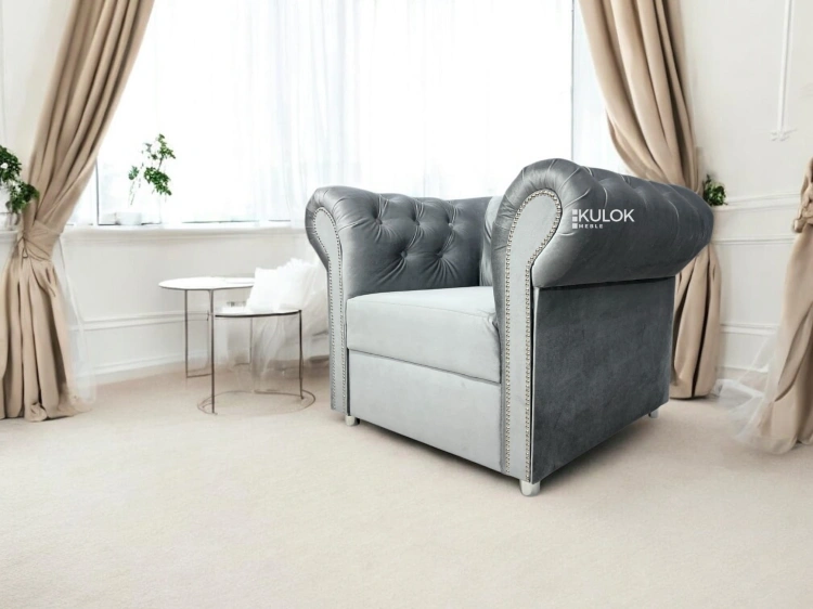 Srebrny fotel Chesterfield na stylowych metalowych nogach