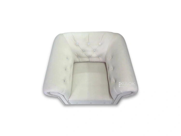 Stylowy fotel tapicerowany z błyszczącymi kryształkami