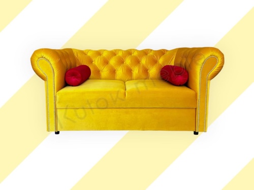 Sofas Chesterfield vintage styl glamour do salonu żółta pikowana czerwone poduszki ozdobne dekoracyjne wałek pod plecy . 
Kanapa z poduszkami.