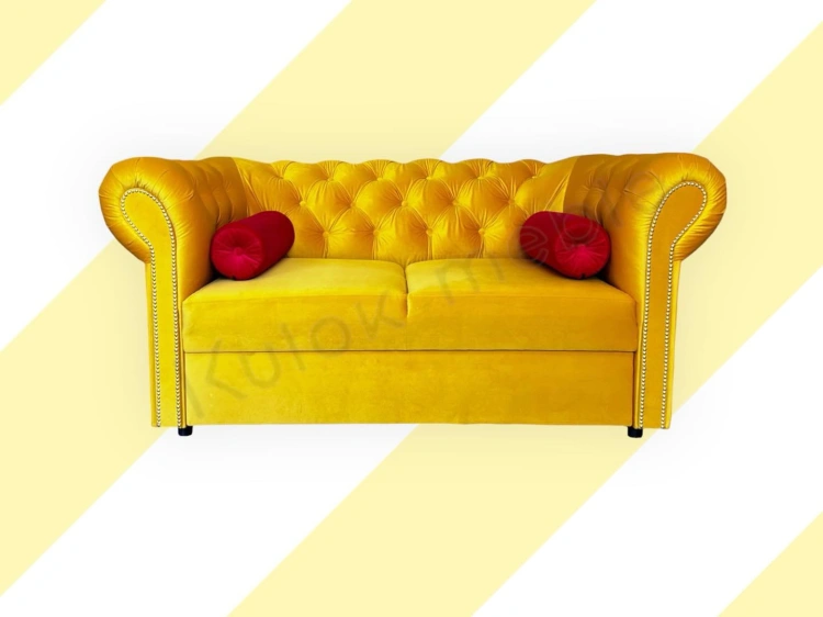Sofas Chesterfield vintage styl glamour do salonu żółta pikowana czerwone poduszki ozdobne dekoracyjne wałek pod plecy . 
Kanapa z poduszkami.