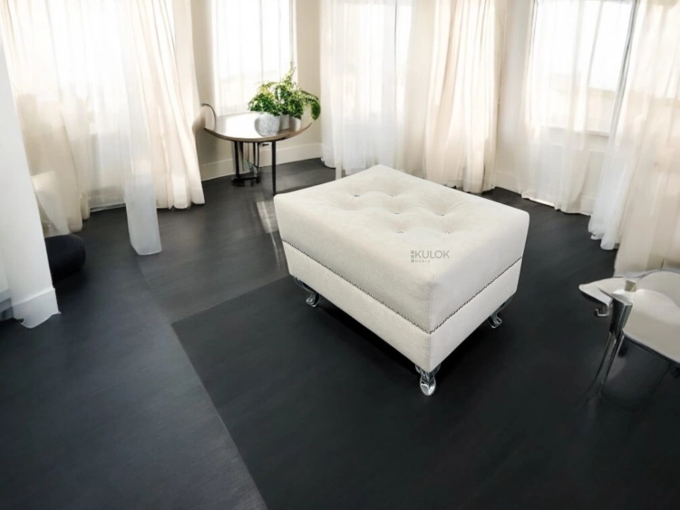 Ekskluzywne meble glamour – podnóżek Chesterfield w kolorze ecru