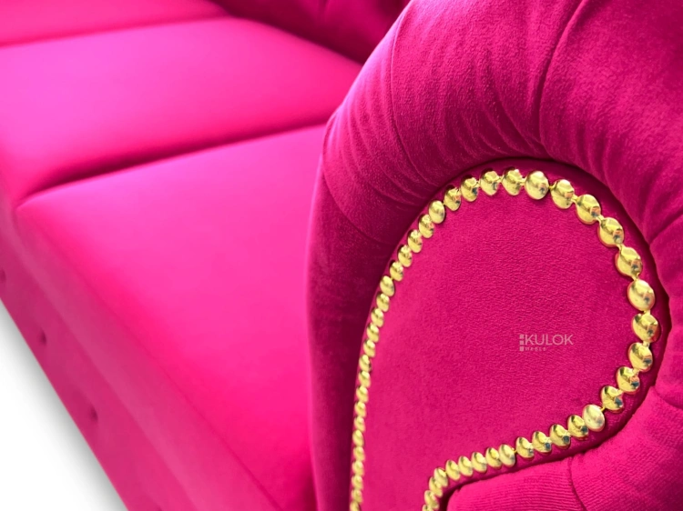 Chesterfield Sofa Berlin – mebel glamour z złotymi listwami