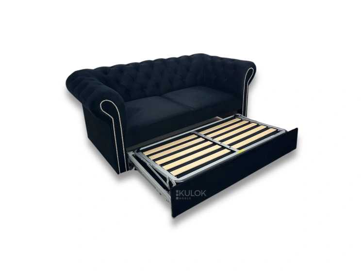 Sofa Chesterfield rozkładana – początkowy etap rozkładania systemu spania typu belgijskiego z metalowym stelażem