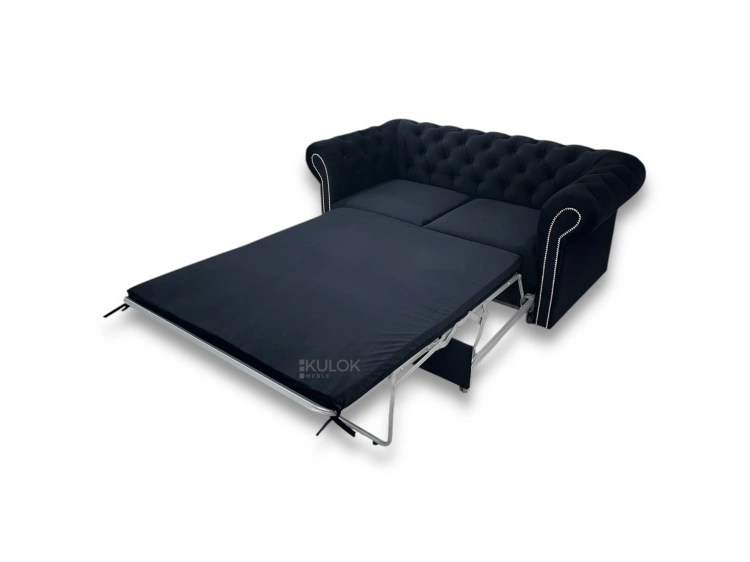 Czarna sofa Chesterfield z rozłożonym materacem o wymiarach 195x120 cm – widok od przodu