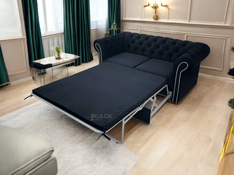 Czarna sofa Chesterfield z rozłożonym systemem spania belgijskiego w aranżacji salonu glamour