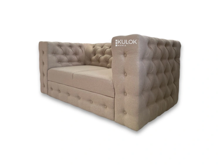 sofa dwuosobowa z niskimi nogami beżowa zbliżenie na tkaninę