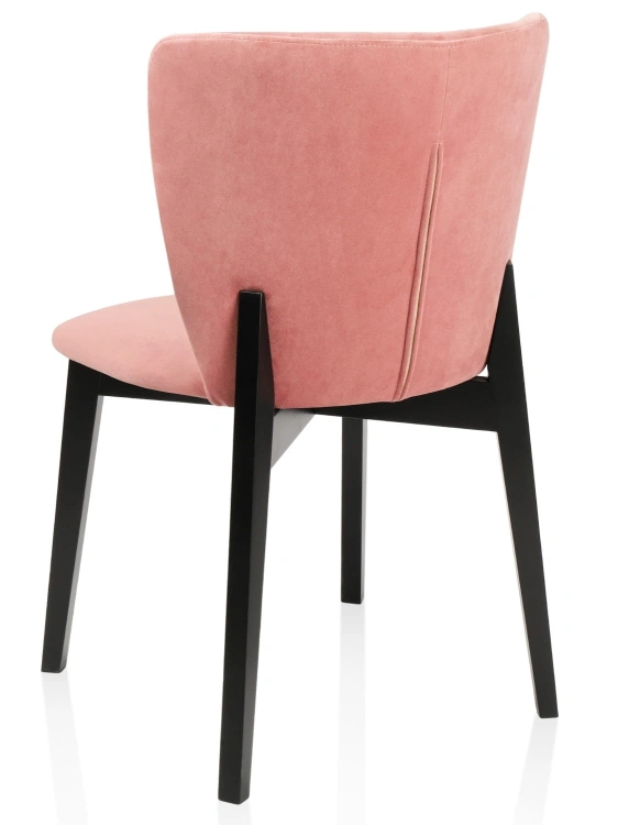 Tył krzesła Rose tapicerowanego w pudrowym różu – aksamitna tkanina velvet, stabilne czarne nogi, elegancja do salonu