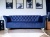 Elegancka sofa Chester Magic Velvet pikowana granatowa Ludwik nogi białe. Salon skandynawski i meble.