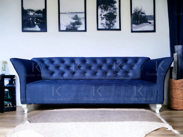 Elegancka sofa Chester Magic Velvet pikowana granatowa Ludwik nogi białe. Salon skandynawski i meble.