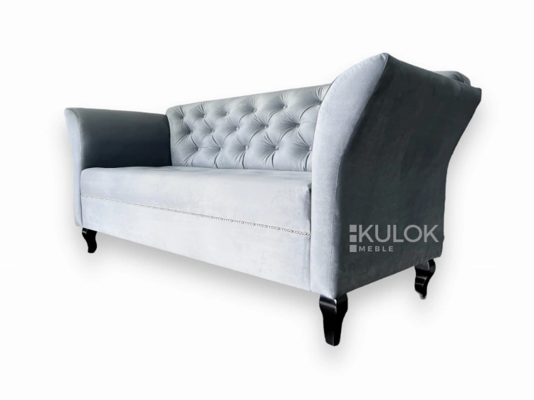 Stylowa Sofa 2,5-osobowa z Magic Velvet to pikowana ręcznie, z czarnymi rzeźbionymi nogami, tworząc wyjątkowy design do salonu.