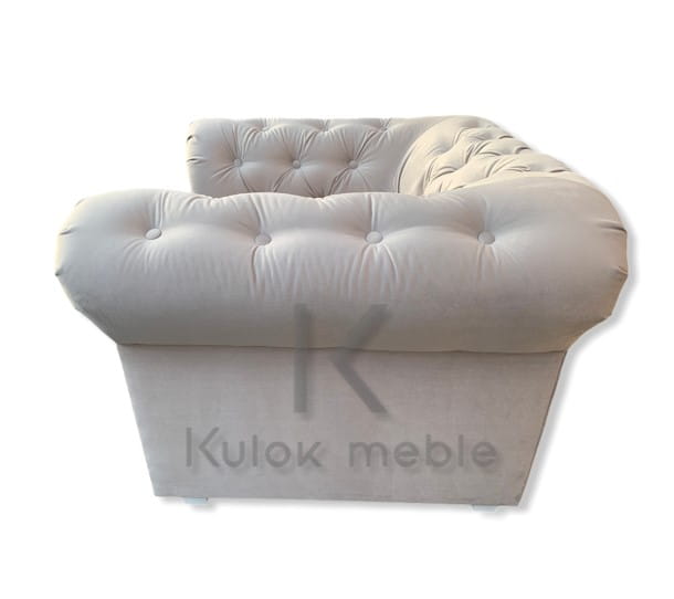 Ekskluzywny Beżowy Fotel Chesterfield - Prestige 2761 beż fotel na białych Drewnianych Nogach rzeźbionych.