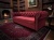 Luksusowa bordowa sofa Chesterfield Monaco zaaranżowana w eleganckim wnętrzu salonu