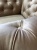 Prestige Fotel Salonowy chesterfield - Elegancja z Guzikami i Listwami Włoskimi