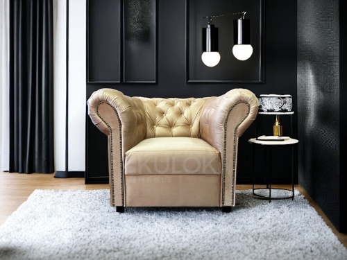Klasyczny Fotel Chesterfield beż w stylowym czarnym salonie. Wygodny od producenta mebli tapicerowanych.