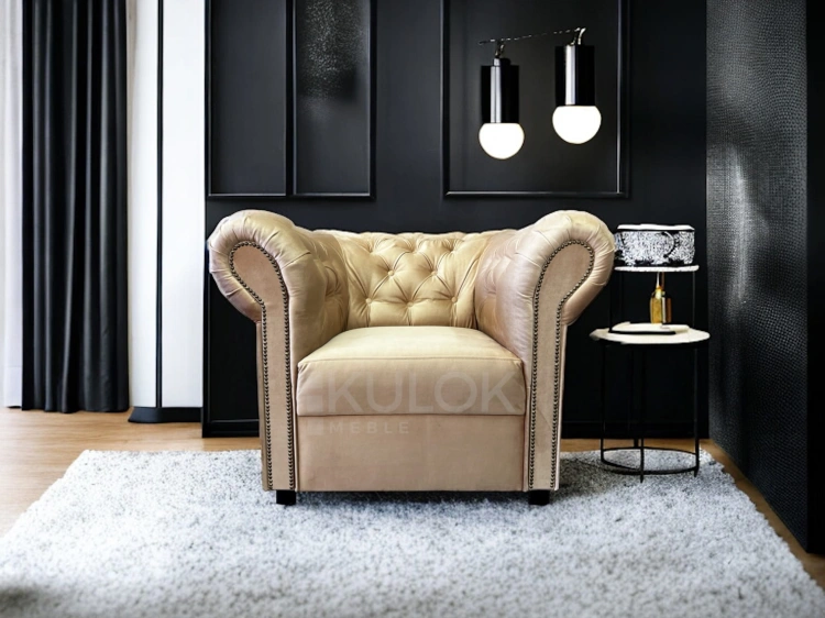 Klasyczny Fotel Chesterfield beż w stylowym czarnym salonie. Wygodny od producenta mebli tapicerowanych.