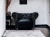 Fotel Ludwik w salonie nowoczesnym i klasycznym. Fotel Ludwik Chesterfield - Elegancja Ludwika i Komfort Chesterfield w Czarnym Velvet z Pikowanym Wysokim Oparciem, Srebrnymi Metalowymi Nogami i Ozdobnymi Listwami Glamour