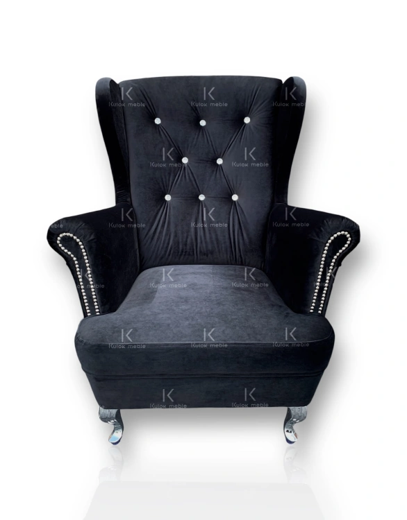 Czarny Fotel Uszak Glamour pikowany Chesterfield z srebrnymi dodatkami.