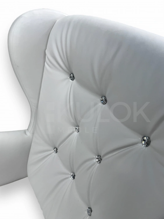 Elegancki Fotel Uszak Glamour - dekoracyjne pikowanie kryształkami Swarovski