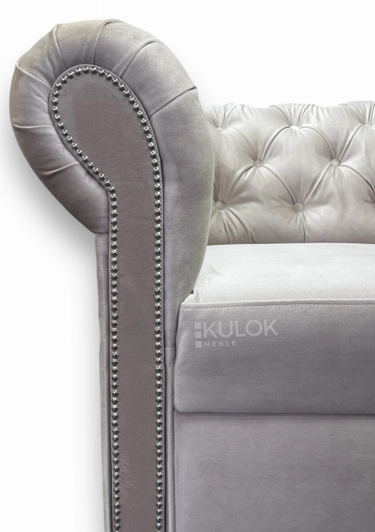 Sofa z Guzikami i Srebrnymi Ćwiekami na boczkach zakrąglonych
