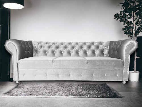 Sofa Chesterfield Silver z Pikowaniem Opiarcia i Kryształkami diemenickmai w Wyjątkowej Tkaninie Ikoo 19